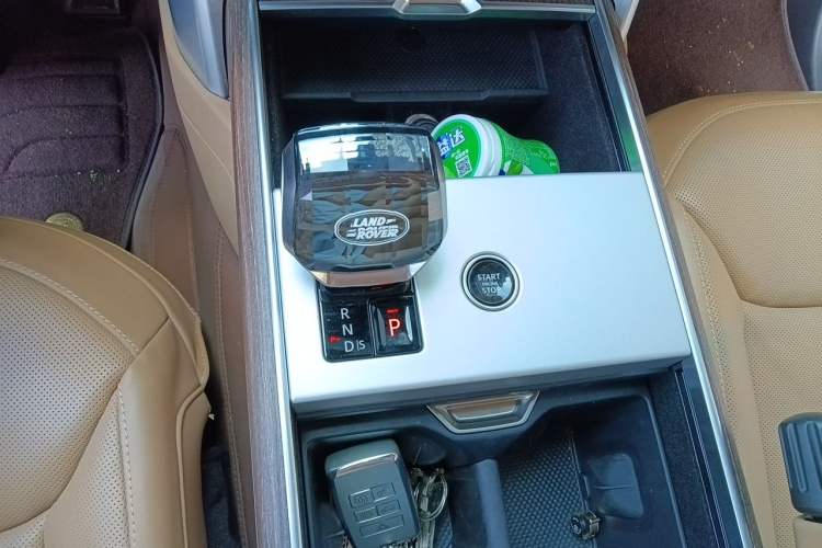 Used Land Rover Range 2024 3.0 L6 400 PS Extended Luxury Edition Gear Lever