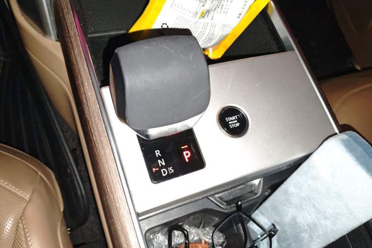 Used Land Rover Range 2024 3.0 L6 400 PS Extended Luxury Edition Gear Lever