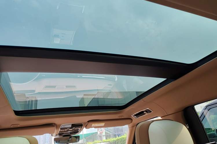 Used Land Rover Range 2024 3.0 L6 400 PS SV Prestige Extended-Length 4-Seat Version Headliner