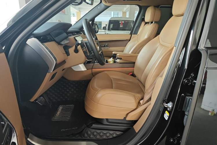 Used Land Rover Range 2024 3.0 L6 400 PS Prestige Extended Version 7-Seater Left Front Seat
