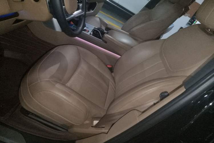 Used Land Rover Range 2024 3.0 L6 400 PS Prestige Extended Version 7-Seater Left Front Seat