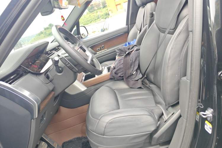 Used Land Rover Range 2024 3.0 L6 400 PS Prestige Extended Version 7-Seater Left Front Seat