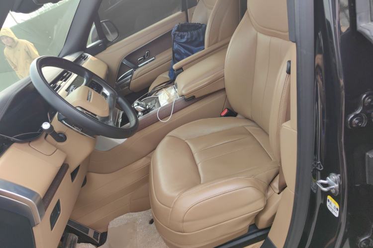 Used Land Rover Range 2024 3.0 L6 400 PS Prestige Extended Version 7-Seater Left Front Seat