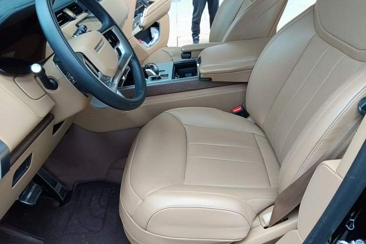 Used Land Rover Range 2024 3.0 L6 400 PS Extended Luxury Edition Left Front Seat