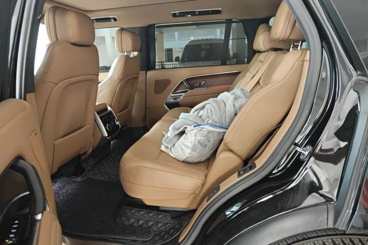 Used Land Rover Range 2024 3.0 L6 400 PS Prestige Extended Version 7-Seater Left Rear Seat
