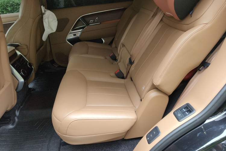 Used Land Rover Range 2024 3.0 L6 400 PS Prestige Extended Version 7-Seater Left Rear Seat