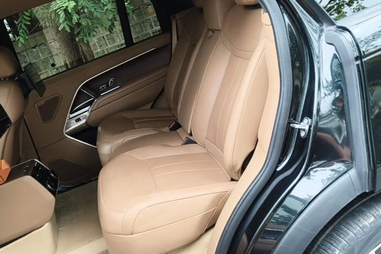 Used Land Rover Range 2024 3.0 L6 400 PS Extended Version Left Rear Seat