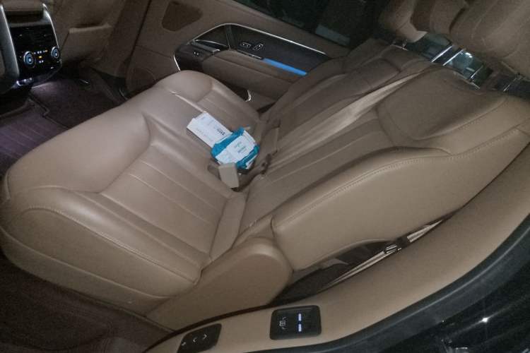 Used Land Rover Range 2024 3.0 L6 400 PS Prestige Extended Version 7-Seater Left Rear Seat