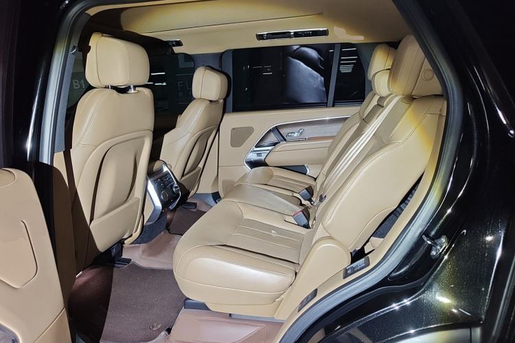 Used Land Rover Range 2024 3.0 L6 400 PS Prestige Extended Version 7-Seater Left Rear Seat
