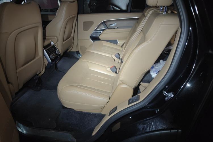 Used Land Rover Range 2024 3.0 L6 400 PS Prestige Extended Version 7-Seater Left Rear Seat