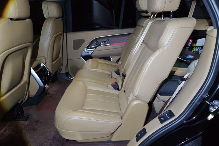 Used Land Rover Range 2024 3.0 L6 400 PS Prestige Extended Version 7-Seater Left Rear Seat