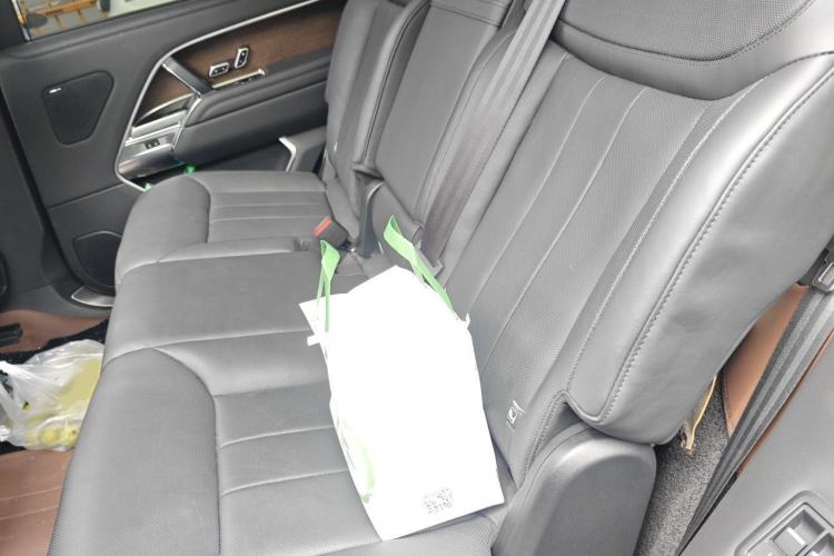 Used Land Rover Range 2024 3.0 L6 400 PS Prestige Extended Version 7-Seater Left Rear Seat