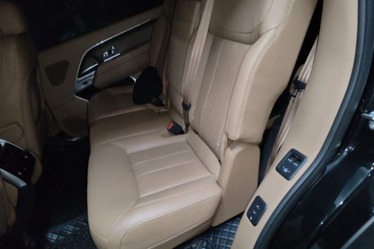 Used Land Rover Range 2024 3.0 L6 400 PS Prestige Extended Version 7-Seater Left Rear Seat