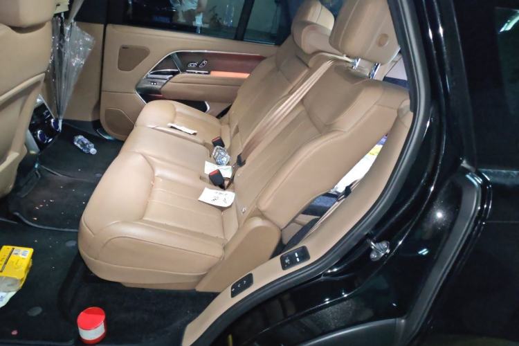 Used Land Rover Range 2024 3.0 L6 400 PS Prestige Extended Version 7-Seater Left Rear Seat