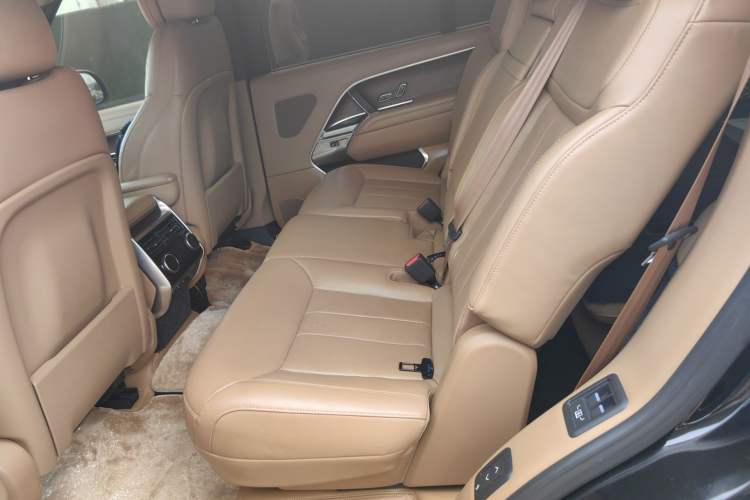 Used Land Rover Range 2024 3.0 L6 400 PS Prestige Extended Version 7-Seater Left Rear Seat