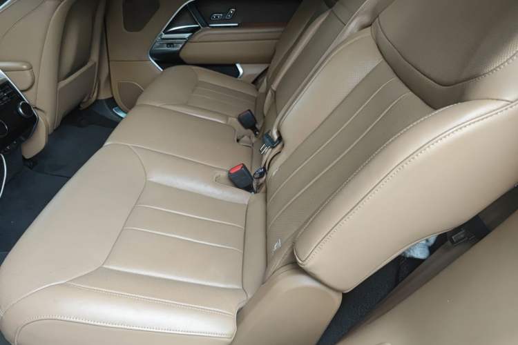 Used Land Rover Range 2024 3.0 L6 400 PS Prestige Extended Version 7-Seater Left Rear Seat