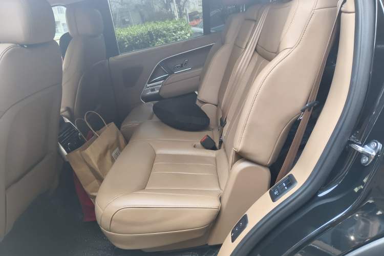 Used Land Rover Range 2024 3.0 L6 400 PS Prestige Extended Version 7-Seater Left Rear Seat
