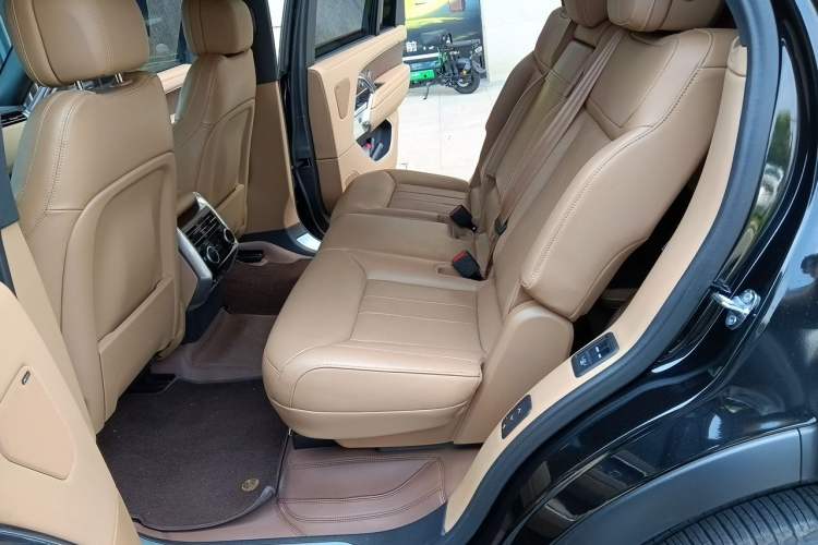 Used Land Rover Range 2024 3.0 L6 400 PS Extended Luxury Edition Left Rear Seat