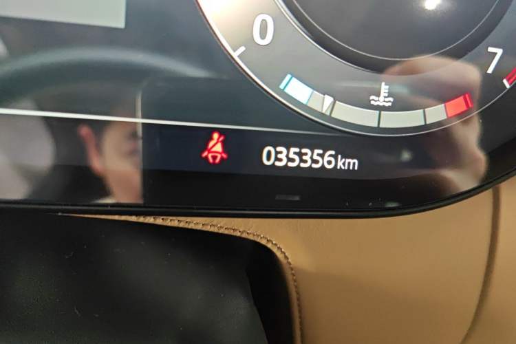 Used Land Rover Range 2024 3.0 L6 400 PS Prestige Extended Version 7-Seater Odometer Close Up
