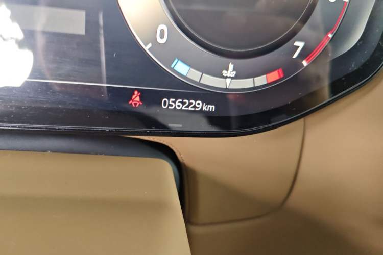 Used Land Rover Range 2024 3.0 L6 400 PS Prestige Extended Version 7-Seater Odometer Close Up