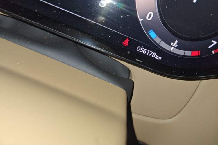 Used Land Rover Range 2024 3.0 L6 400 PS Prestige Extended Version 7-Seater Odometer Close Up