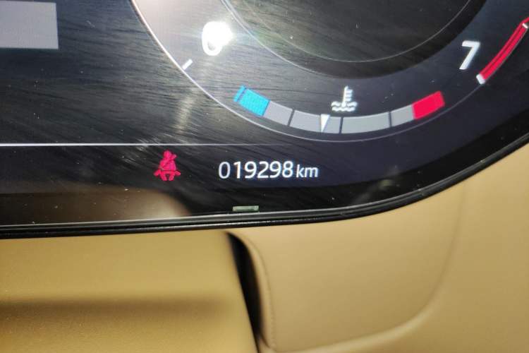 Used Land Rover Range 2024 3.0 L6 360 PS Grand Edition Odometer Close Up