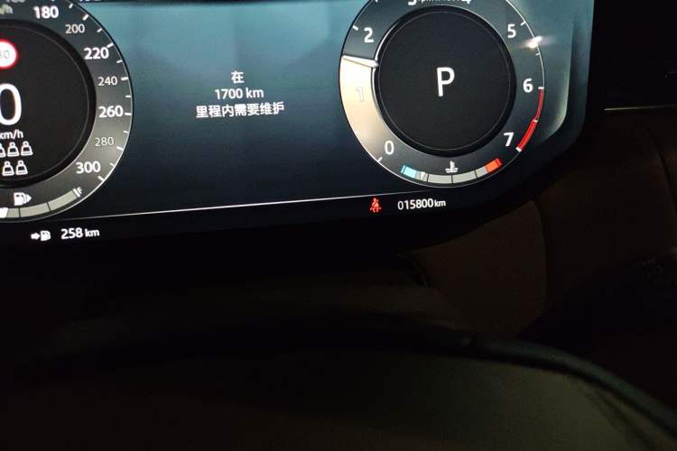 Used Land Rover Range 2024 3.0 L6 400 PS Prestige Extended Version 7-Seater Odometer Close Up