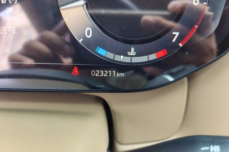 Used Land Rover Range 2024 3.0 L6 400 PS Prestige Extended Version 7-Seater Odometer Close Up