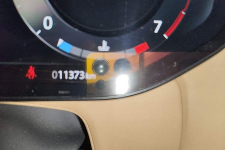 Used Land Rover Range 2024 3.0 L6 400 PS Prestige Extended Version 7-Seater Odometer Close Up
