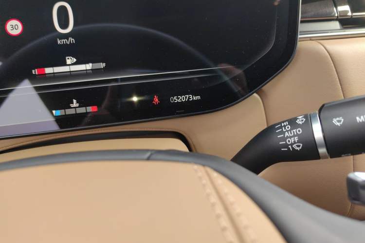 Used Land Rover Range 2024 3.0 L6 400 PS Prestige Extended Version 7-Seater Odometer Close Up
