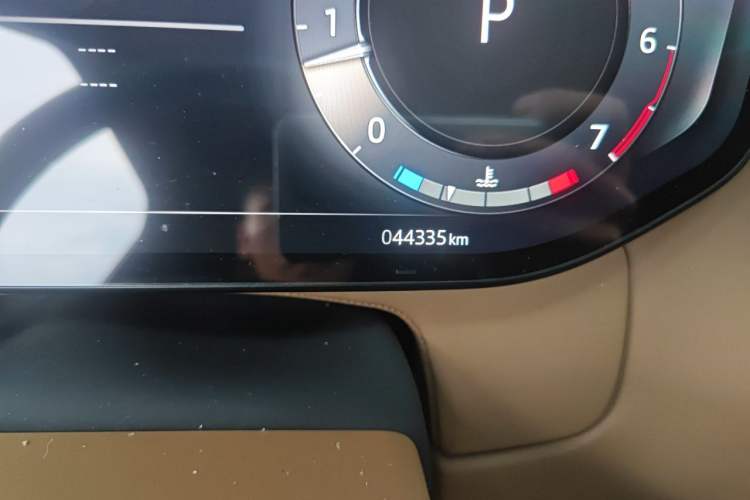 Used Land Rover Range 2024 3.0 L6 400 PS Prestige Extended Version 7-Seater Odometer Close Up