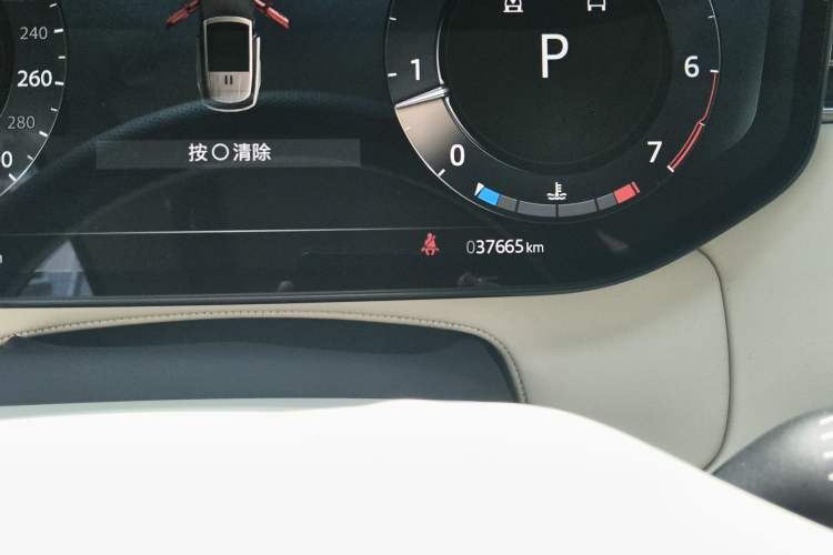 Used Land Rover Range 2024 3.0 L6 400 PS Extended Version Odometer Close Up