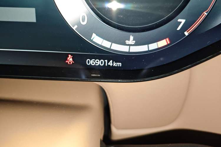 Used Land Rover Range 2024 3.0 L6 400 PS Extended Luxury Edition Odometer Close Up