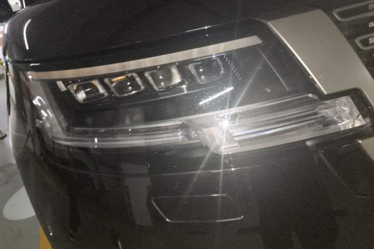 Used Land Rover Range 2024 3.0 L6 400 PS Prestige Extended Version 7-Seater Right Front Headlight