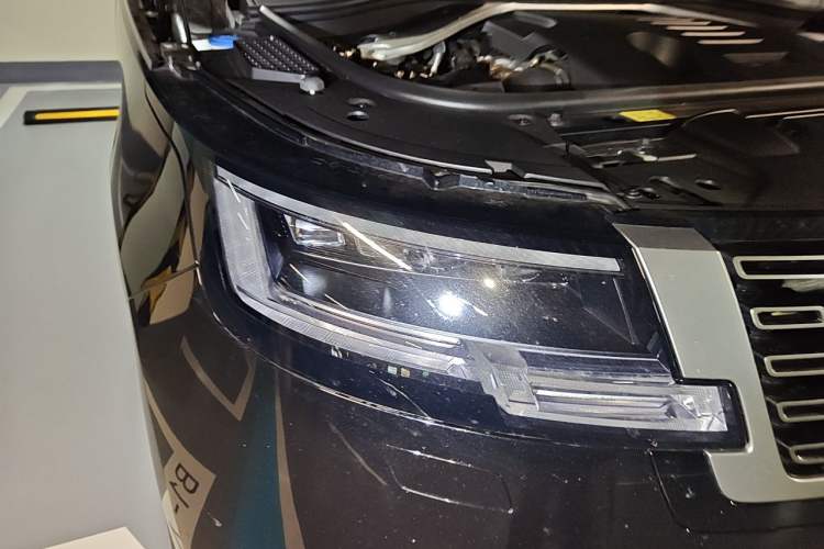 Used Land Rover Range 2024 3.0 L6 400 PS Prestige Extended Version 7-Seater Right Front Headlight