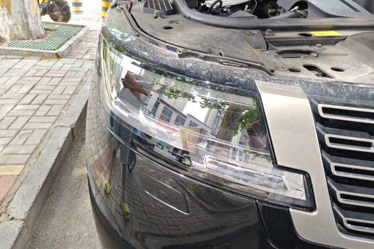Used Land Rover Range 2024 3.0 L6 400 PS Prestige Extended Version 7-Seater Right Front Headlight
