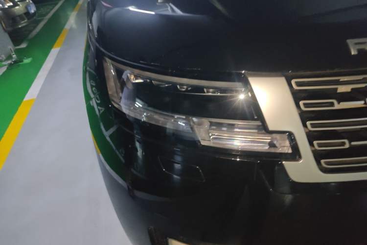 Used Land Rover Range 2024 3.0 L6 400 PS Prestige Extended Version 7-Seater Right Front Headlight
