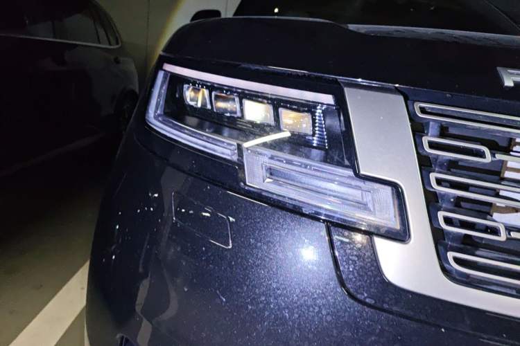 Used Land Rover Range 2024 3.0 L6 400 PS Prestige Extended Version 7-Seater Right Front Headlight