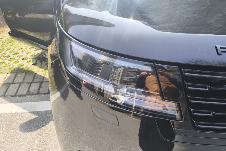 Used Land Rover Range 2024 3.0 L6 400 PS Prestige Extended Version 7-Seater Right Front Headlight