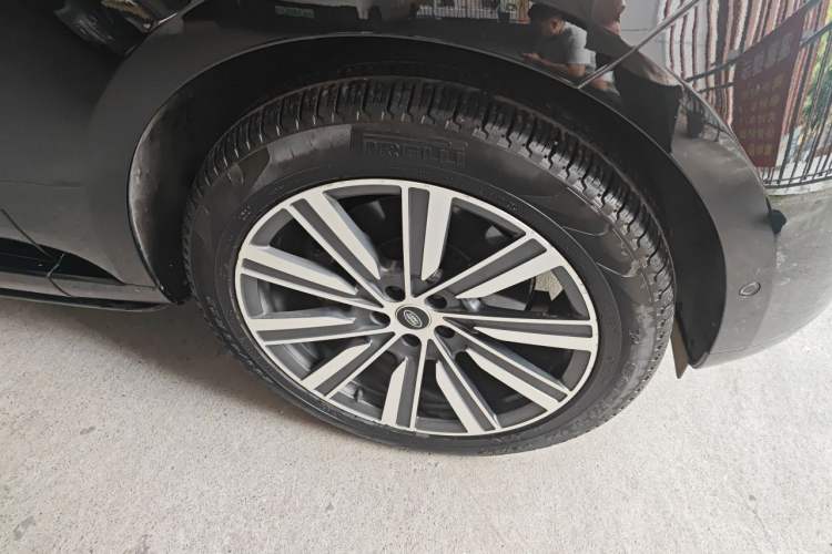 Used Land Rover Range 2024 3.0 L6 400 PS Prestige Extended Version 7-Seater Right Front Wheel Hub