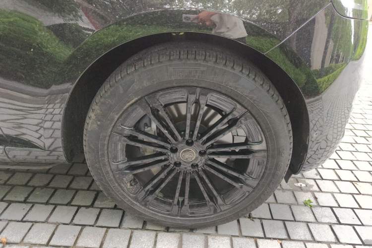 Used Land Rover Range 2024 3.0 L6 400 PS Prestige Extended Version 7-Seater Right Front Wheel Hub