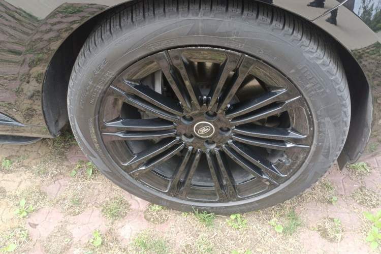 Used Land Rover Range 2024 3.0 L6 400 PS Extended Version Right Front Wheel Hub