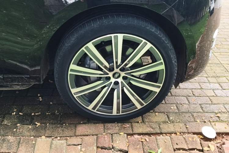 Used Land Rover Range 2024 3.0 L6 400 PS Extended Version Right Front Wheel Hub
