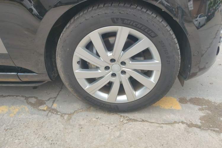 Used Land Rover Range 2024 3.0 L6 400 PS Prestige Extended Version 7-Seater Right Front Wheel Hub