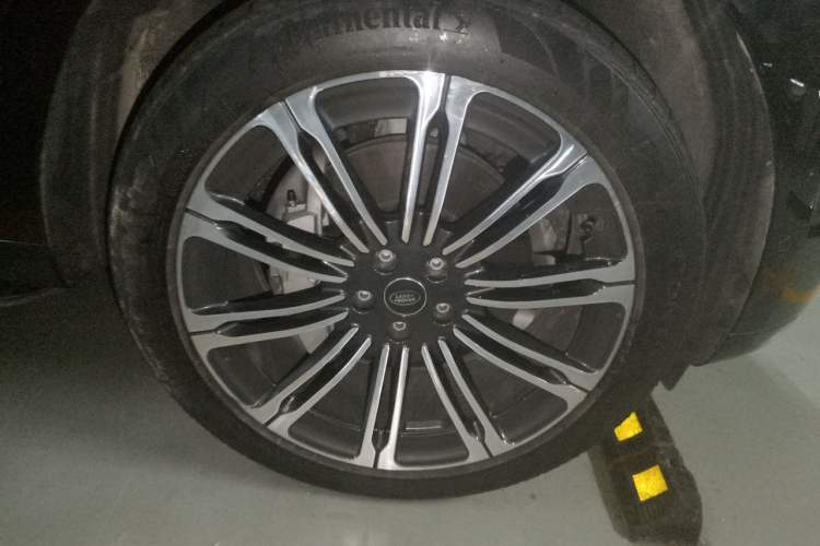 Used Land Rover Range 2024 3.0 L6 400 PS Prestige Extended Version 7-Seater Right Front Wheel Hub