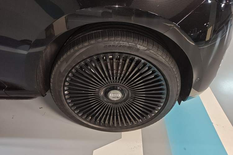 Used Land Rover Range 2024 3.0 L6 400 PS Prestige Extended Version 7-Seater Right Front Wheel Hub