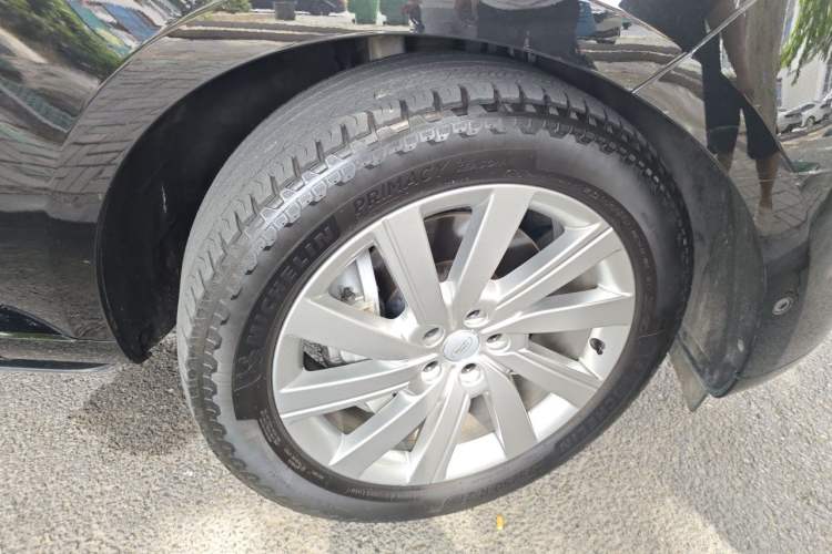 Used Land Rover Range 2024 3.0 L6 400 PS Prestige Extended Version 7-Seater Right Front Wheel Hub