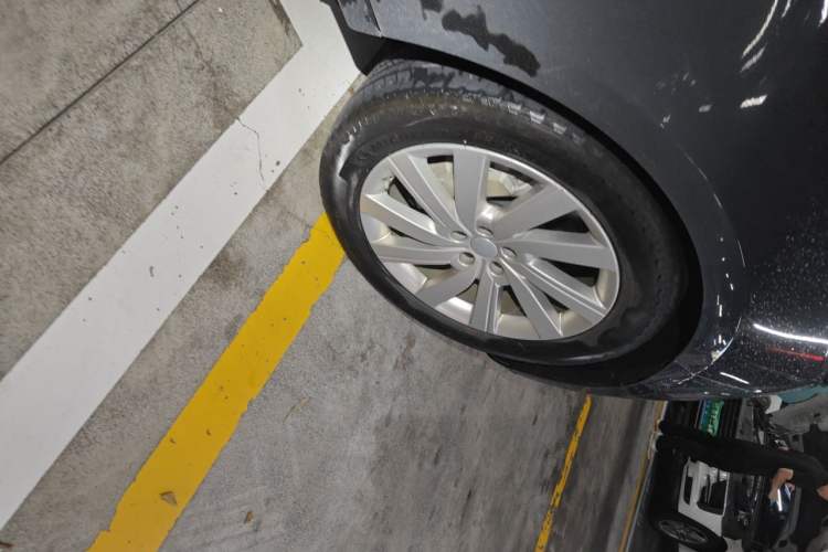 Used Land Rover Range 2024 3.0 L6 400 PS Prestige Extended Version 7-Seater Right Front Wheel Hub