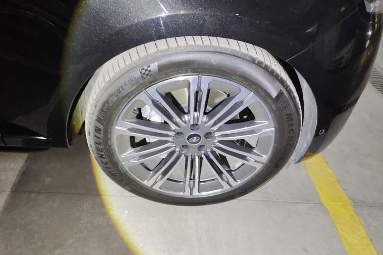 Used Land Rover Range 2024 3.0 L6 360 PS Grand Edition Right Front Wheel Hub