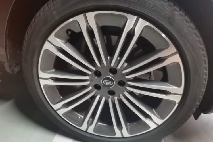 Used Land Rover Range 2024 3.0 L6 400 PS Extended Luxury Edition Right Front Wheel Hub
